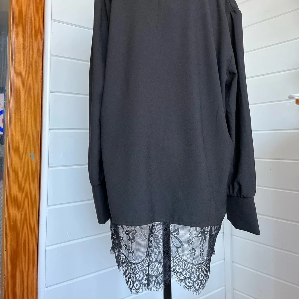 🆕 Zoe & Phoebe Black Long-sleeved blouse w/ lace detailing at top & bottom, NWT - Picture 3 of 12